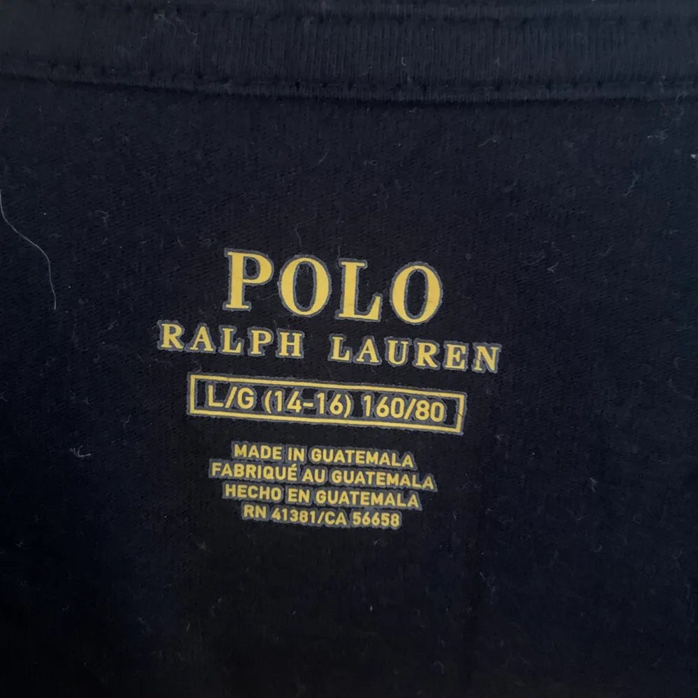 Säljer denna snygga Ralph lauren tröjan ifrån kidsbrandstore!! Denna tröjan kan man matcha mycket med och passar till vardag. Denna tröjan är tunn, t-shirt tunn.  Tröjan är i storlek 160 (barn storlek). Använt den cirka 4 gånger. Säljer då jag inte använder den så mycket längre samt utrensning utav garderob . Övrigt.