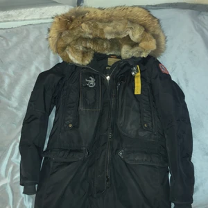 Parajumper vinterjacka - Jag säljer min Parajumper Kodiak då den inte kommer till använding längre. Den är i gott skick och använd ett fåtal gånger. Den är köpt i butiken Jackie där nypriset är 9499 kr. Det ingår en extra märkeslogga. Pris kan diskuteras vidare!