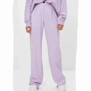 Lila kostymbyxor - Säljer de perfekta kostymbyxorna från Bershka! Slutsålda atm, skriv för fler bilder 🥰 180 + frakt 