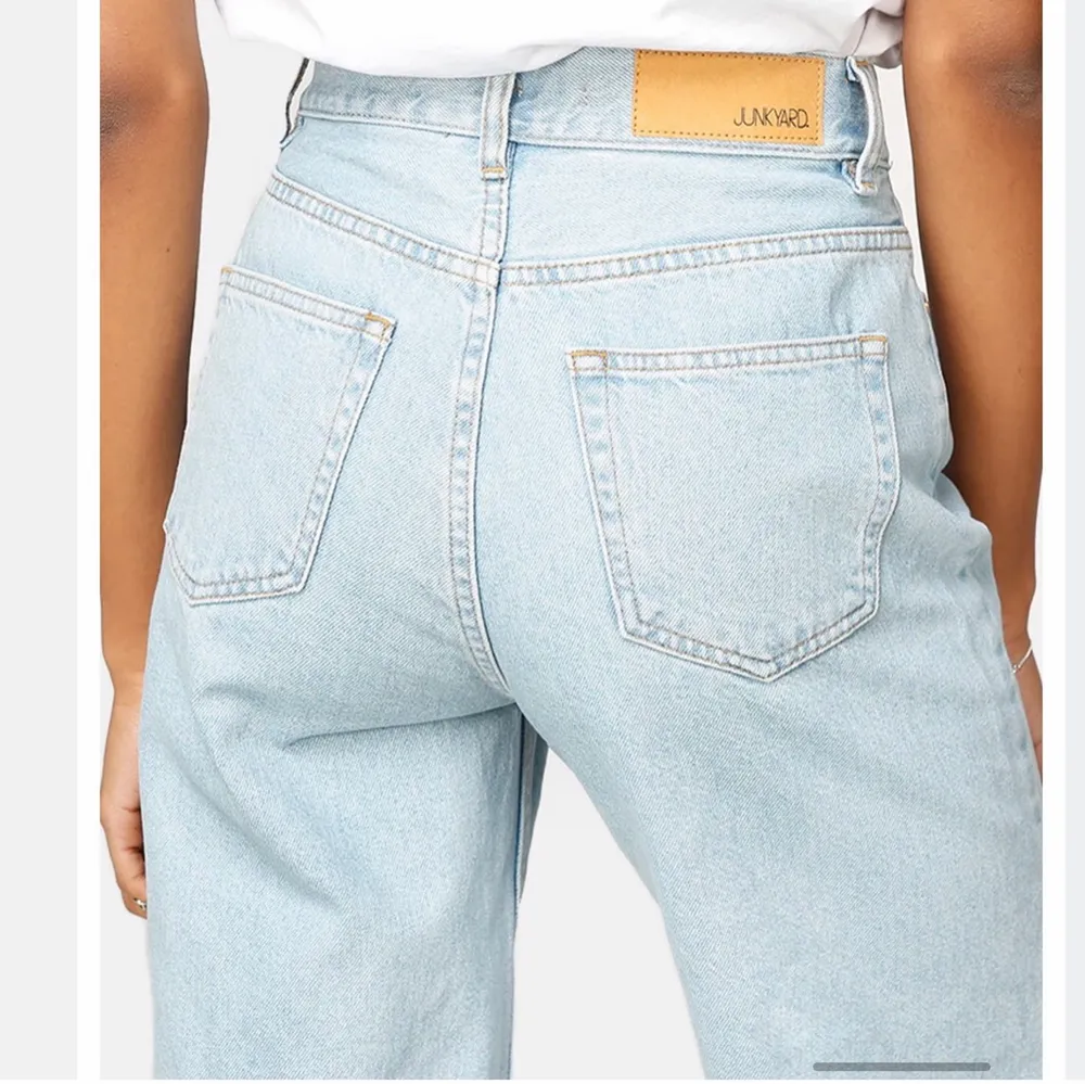 Skit snygga blåa wide leg jeans från junkyard! Super bra skick och bekväma😍 använt Max 3 gånger. Nypris 499 kr men säljer dem för 300 kr! Pris kan diskuteras💕inkl frakt . Jeans & Byxor.