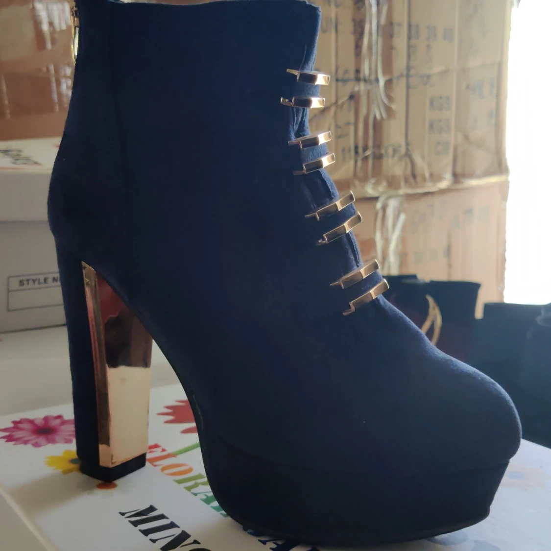 Marinblå högklackade skor med guld detaljer 