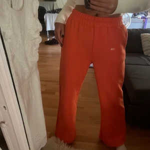 Venderbys sweatpants - Säljer dessa skitsnygga mysbyxor från det danska märket venderbys då jag beställde hem två storlekar för att prova vilken storlek som passa bäst på mig. Köpte dem för ca 480kr men nypris idag är 593kr. Buda privat. Köparen står för frakt.