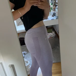 Träningstights  - Jag säljer dehär två tightsen ifrån Gymshark och Relode! Båda är i storlek S och sitter jätte bra och bekvämt till både styrketräning och löpning. Jag har bara använt de några få gånger. Säljer de tillsammans för 400kr och separat för 250kr styck.💕