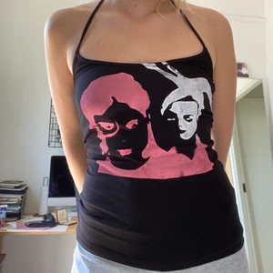 Topp - Jätteball topp som är handgjord. Band knyter man runt halsen alltså justerbart. Storlek S men passar både XS och M lika bra. Går att tvätta i tvättmaskin på 40 grader (Obs pris inkluderar tröjan+färg+arbete)❤️