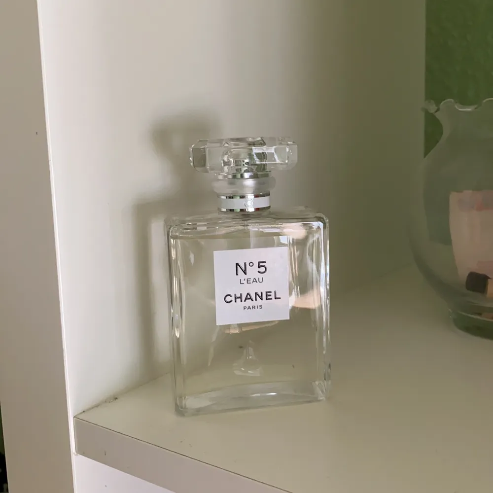 Det här är en parfym som jag har använt någon enstaka gång men som är så gott som ny. 100 ml. Övrigt.