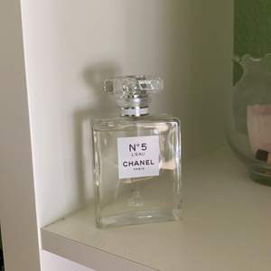 Det här är en parfym som jag har använt någon enstaka gång men som är så gott som ny. 100 ml
