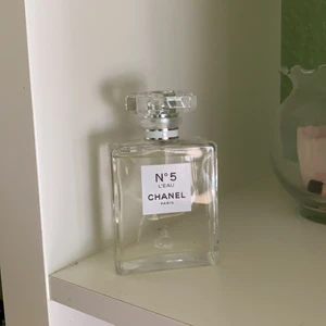 N°5 L'EAU Chanel Parfym 100 ml - Det här är en parfym som jag har använt någon enstaka gång men som är så gott som ny. 100 ml