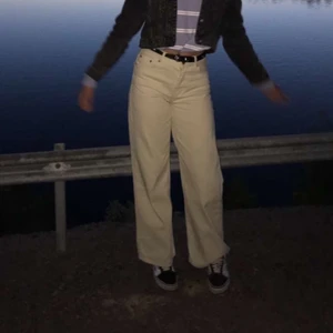 Beiga jeans  - Jättefina beiga vida jeans från junkyard. Använda ett fåtal gånger. Storlek 28. Jag är 175 cm och dom är lite för korta. 200 kr + frakt
