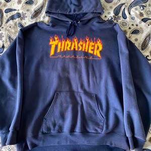 Hej! Säljer nu min mörkblåa thrasher hoodie som är i storlek M då jag har tröttnat på den och vill ändra lite i min garderob. 