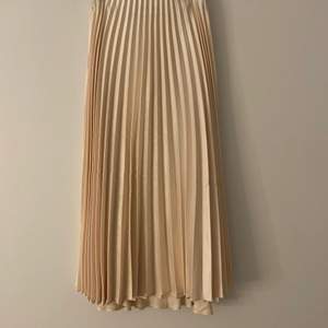 En fin silkeskjol från Zara