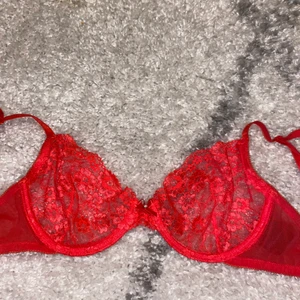 BH - Helt oanvänd BH från H&M. Eftersom den var för liten klippte jag så den blev så här men var fortfarande för liten. Det blev jätte snyggt!  Köparen står för frakten!