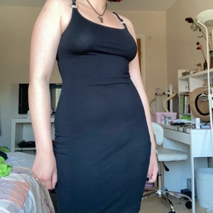 Svart festklänning! - Säljer den här festliga klänningen!😁 Köparen står för frakten. Skriv om du har frågor!❤️🥰