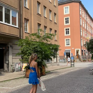 Klänning - Superfin kläning i unik blå färg. Osäker på om jag vill sälja så säljer endast för bra bud💕 Passar även storlek S.