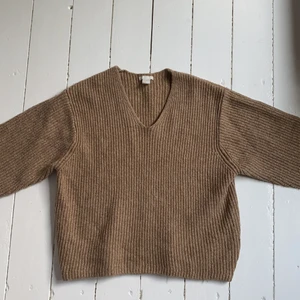 Stickad tröja från H&M  - Fin stickad tröja från H&M. Färgen är beige/ljusbrun. Den har en fin V formad urringning och är ganska oversize så passar från XS-M ❤️❤️ använd ganska mkt men fortfarande jättebra skick. 