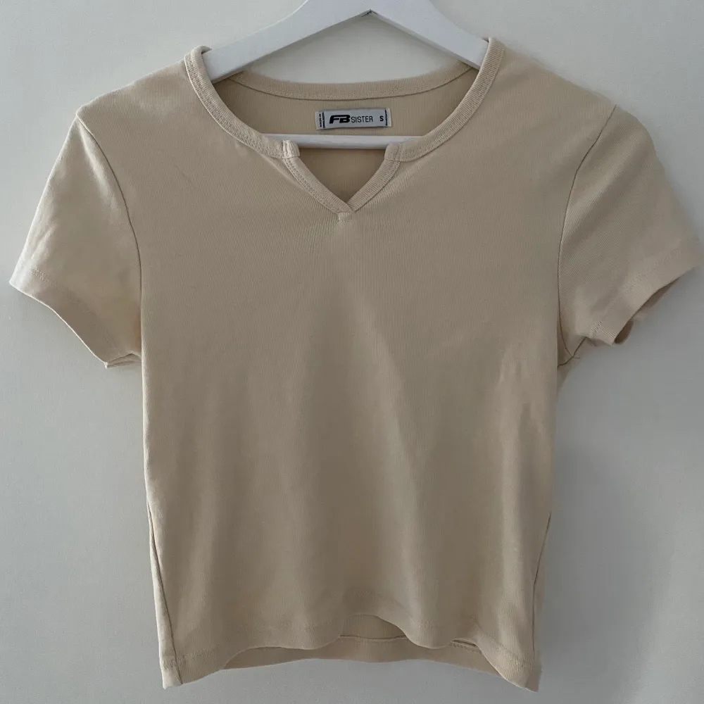 Säljer en ljus beige topp i storlek S. Har inte alls använt den så mycket, frakt tillkommer. Hör av er ifall ni är intresserade🥰. Toppar.