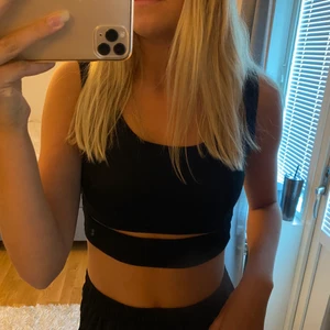 Croppat linne  - Svart linne med hål under brösten. Ribbat material. Aldrig använt💜💜💜💜