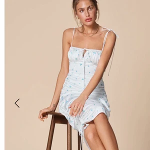 Adoore - Söker denna Santorini Dress från märket Adoore i stl 38 eller 40!! Använd eller nyskick spelar ingen roll utan pris och skick kan diskuteras :) Tveka inte att höra av er!! 