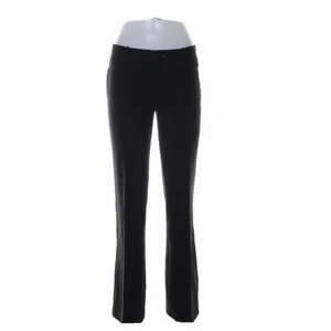 Lågmidjade kostymbyxor dam (esprit) - Säljer dessa svarta assnygga lågmidjade kostymbyxor från esprit i storlek 36. Har även ett par i storlek 38 på min profil, bara att kolla. Fraktar eller möts upp i Huddinge.✨✨ (Köparen står för frakten) Midjemått: 73cm Innerbenslängden: 81cm