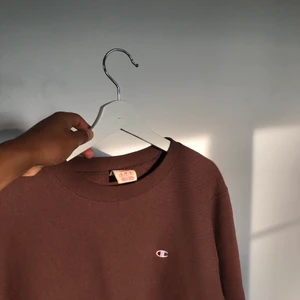 Champion sweatshirt Brown  - En brun sweatshirt från champion, väldigt fin och bra skick då jag köpte den i julas. Tänkte kolla intresset på denna eftersom jag inte använder den så mycket som jag hade tänkt mig. Har i vanliga fall S men tog L för oversized. Skriv för mer frågor eller bilder i chatten❤️ BUDA I BUDGIVNINGEN 