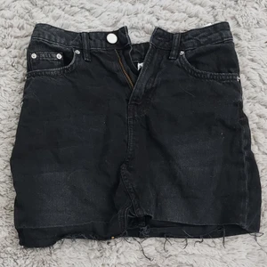 Kjol - Kjol från Hm i svart grå färg. Knappt använd:)