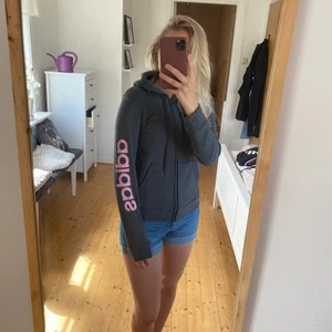 Adidas tjocktröja - Tjocktröja från Adidas. Kan skickas mot att du betalar frakten. Vet inte vad nypriset låg på.. 