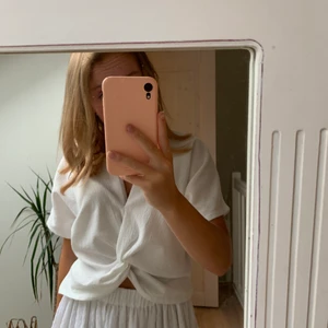 Vit blus  - vit blus från zara i ett jättefint material. Frakt tillkommer 66 kr.