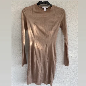 Klänning - En använd klänning från Nelly.Com i stl xs. Den är i sammet och är ljusrosa 