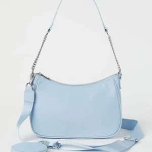 Ljusblå väska H&M - Fin och enkel väska med mycket utrymme. Aldrig använt☺️ storlek: ca 25 cm och 15 cm