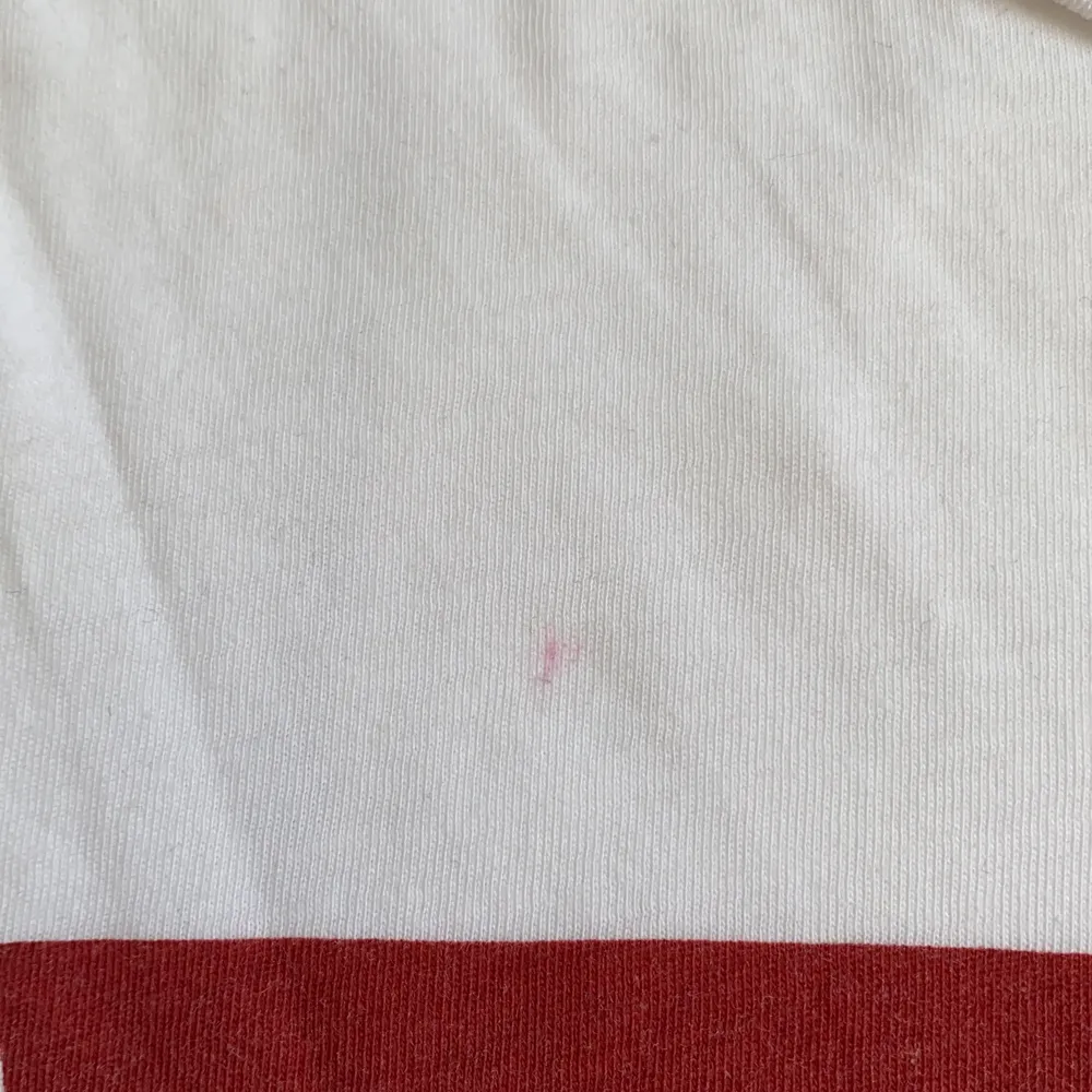 Vit t-shirt från Levis. Har en liten rosa fläck (se bilder) och lite missfärgning från deo. Använd ganska mkt. Kommer nt till användning!! Har stretchigt material så skulle passa från XXS-S. . T-shirts.