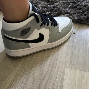 Jordan 1 mid - Säljer mina helt nya ÄKTA grå jordans 1 mid i storlek 38-39