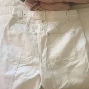 vita byxor köpta från abercrombie&fitch för flera år sedan, små i storleken och därav passar de inte mig längre