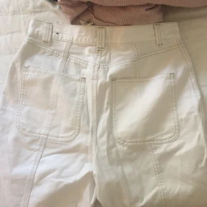 Vita byxor - vita byxor köpta från abercrombie&fitch för flera år sedan, små i storleken och därav passar de inte mig längre