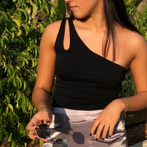 One Shoulder topp  - Topp från bikbok, super snygg till fest och sommar🥵🥵