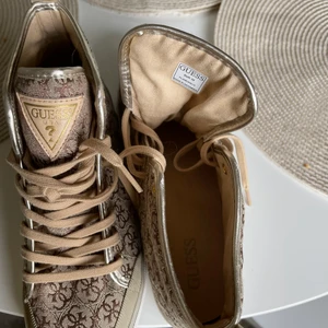 Guess skor - Helt nytt köpte i Dubai storlek 38
