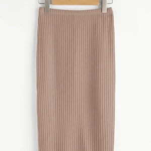 Beige kjol - Säljer en beige kjol med slits som aldrig är använd. Den är i storlek M men sitter som S. Säljer för 60kr+frakt. Bilderna är lånade.