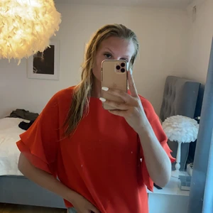 Röd volang topp  - Röd volang topp från H&M i storlek 36. Andvänd ett fåtal gånger❤️❤️❤️