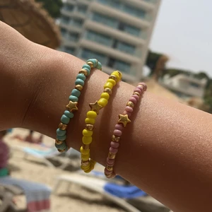  fina armband med guld detaljer och guldstjärnor😍✨ - Säljer supar fina armband med guld detaljer och guldstjärna man får välja färg själv 💖☺️🔥💗