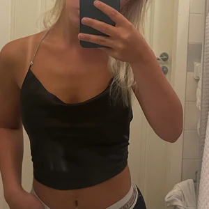 Silkes-topp - Super fin ”fest-topp” i silkesmaterial, har även dubbelt tyg vid bysten så man inte behöver ha bh😍, aldrig använd endast testad