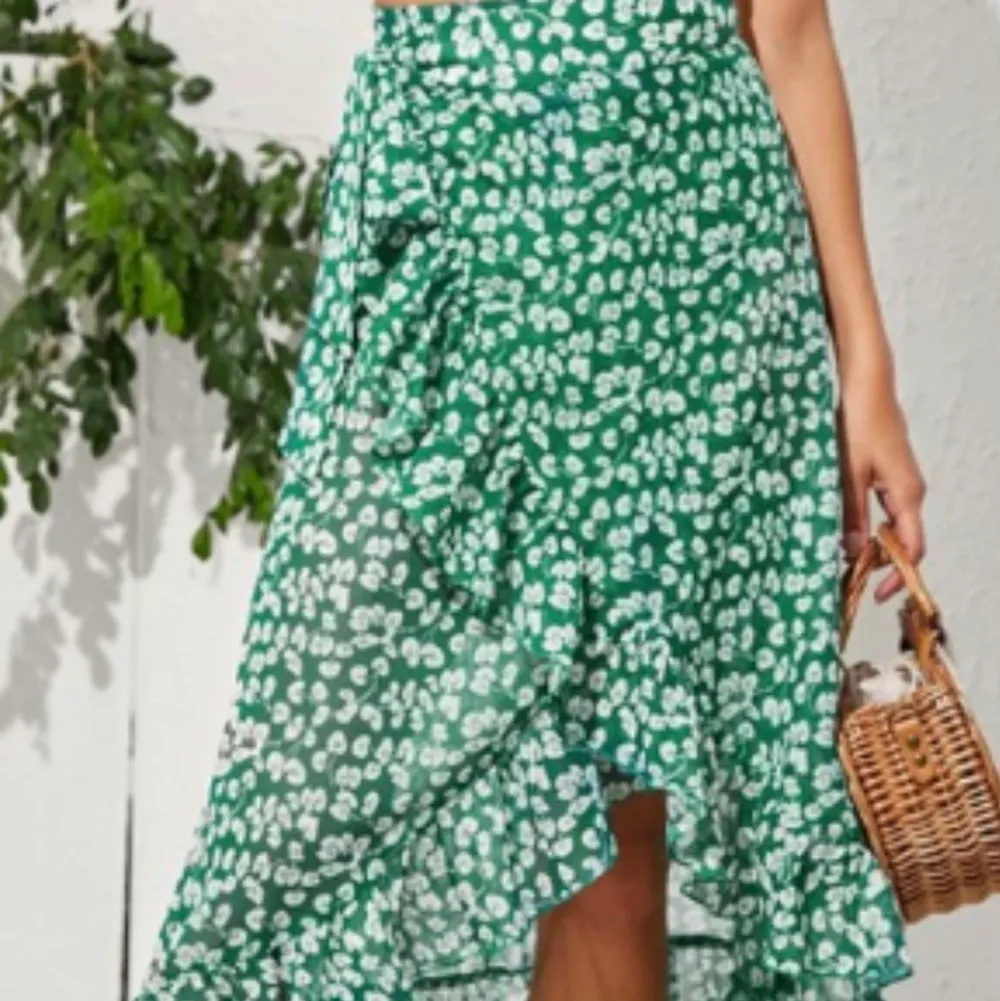 En riktigt snygg grön kjol! Endast använd vid ett tillfälle, då den är i riktigt bra skick!. Kjolar.