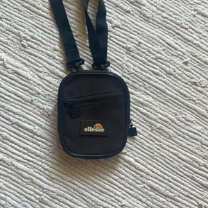 Ellesse crossbody bag - Liten väska med lång remsa från Ellesse 