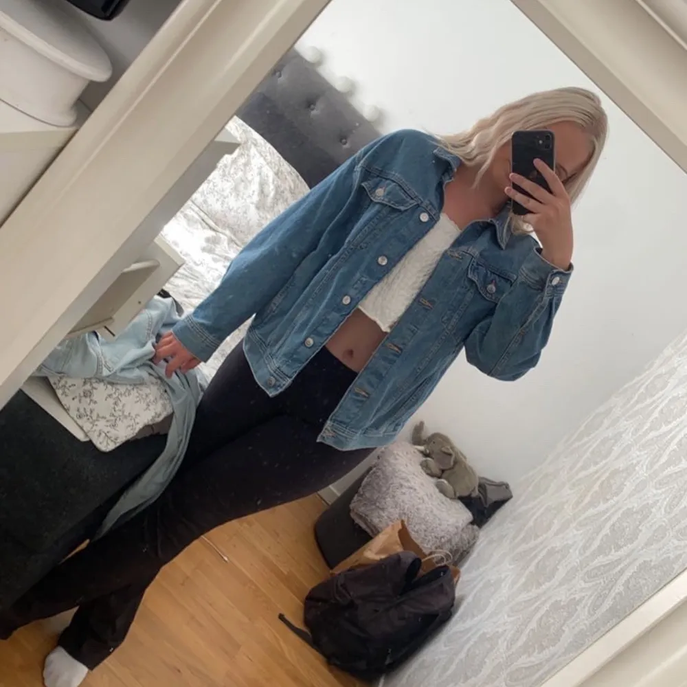 superfin oversized jeansjacka i strl XS, knappt använd. 200+ frakt 🌸🌸💕. Jeans & Byxor.