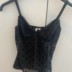 Spetslinne från Nelly - Säljer detta superfina spetslinne från Nelly! Använt 2-3 gånger max. Storlek xs men passar även s. Gratis frakt