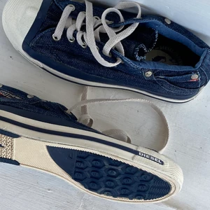 Disel Exposure Low W - Ny skick. Väldigt snygg och sköna. Nypris ca 700kr. Går att tvätta i tvättmaskin. Skorna är äkta och utsidan är i jeanstyg. (Köpare står för frakt) 