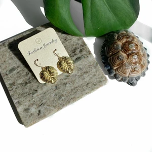 Örhängen med monsterablad - ☼ Monstera earrings ☼ Monsteraörhängen som går att matcha med monsterahalsband! Du kan välja mellan krokar och ringar som örhängen ♡ (se bild nr 2)