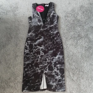 Klänning  - Köpte denna klänning för en månad sedan, den är väldig lång för mig, så säljer den, har aldrig använt den, prislappen är fortfarande kvar. Säljer den för 100 kr + 60 (För att den är oanvänd)