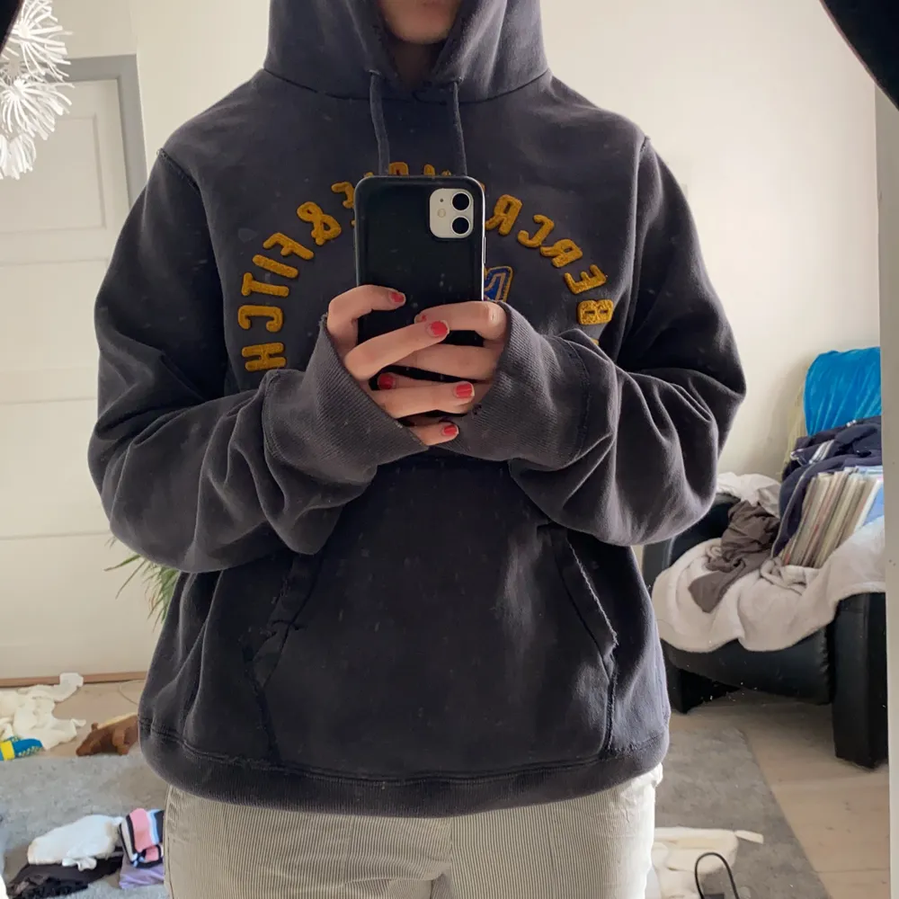 En skit snygg Abercrombie hoodie som är i storkelen L och är stor i storleken. Den är lite sliten och har någon liten fläck.. Hoodies.