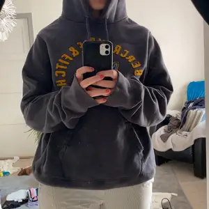 En skit snygg Abercrombie hoodie som är i storkelen L och är stor i storleken. Den är lite sliten och har någon liten fläck.