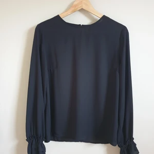 Blus från Gina tricot strl 40 - Fin svart blus från Gina tricot i strl 40. Ca ett år gammal, använd endast ett fåtal gånger och i fint skick.