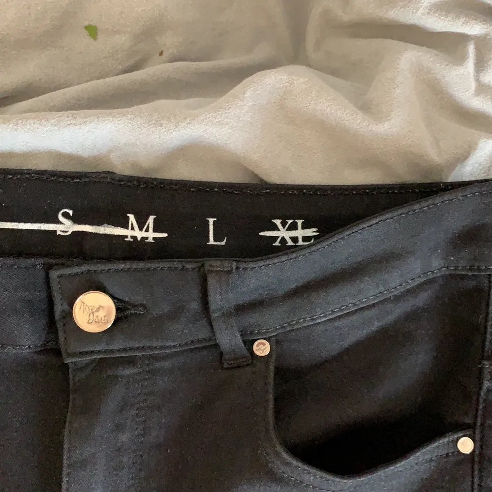 Svarta jeans från Bik Bok stl L. Säljer pga att dom är för stora i midjan. Helt nya! . Jeans & Byxor.