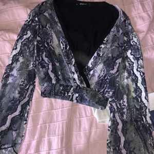 stl s - fin tröja som knappt andvänds stl s, och en fin lång klänning med slits på ena sidan stl s